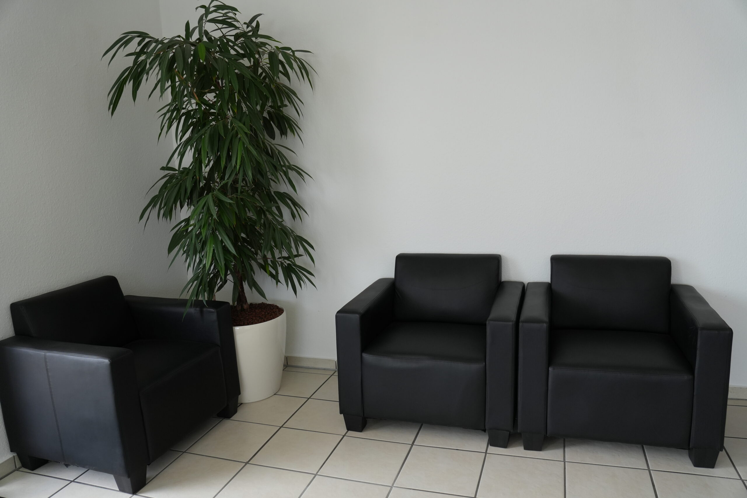 Wartebereich mit Ledersesseln in der Kanzlei der FITACON GmbH