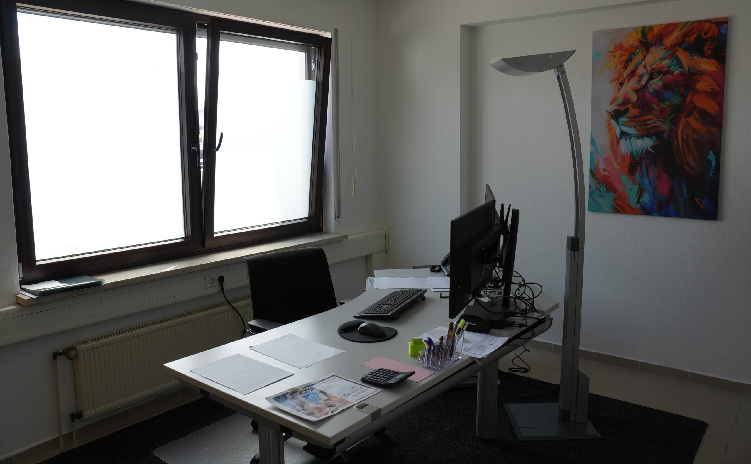 Arbeitsplatz mit zwei Monitoren in der Kanzlei der FITACON GmbH in Mühlheim am Main