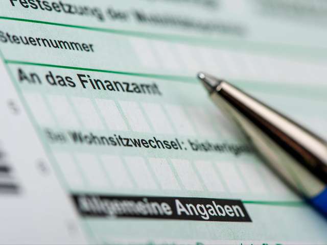 Steuerformular mit Kugelschreiber – Jahresabschlüsse & Steuererklärungen