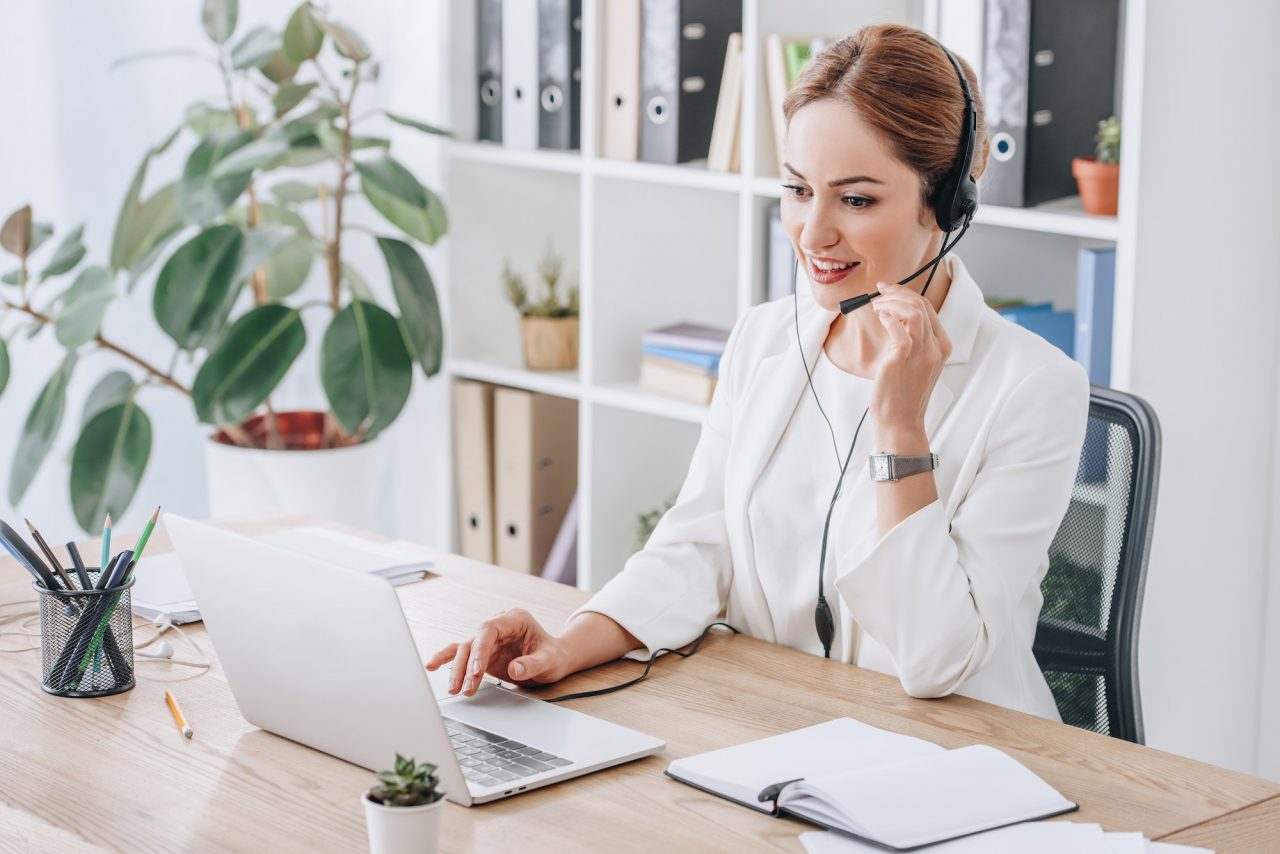 Kundenservice der FITACON GmbH – Mitarbeiterin mit Headset am Laptop