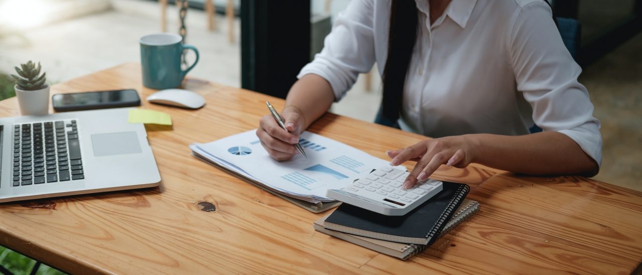Buchhalterin mit Taschenrechner – Finanzbuchhaltung
