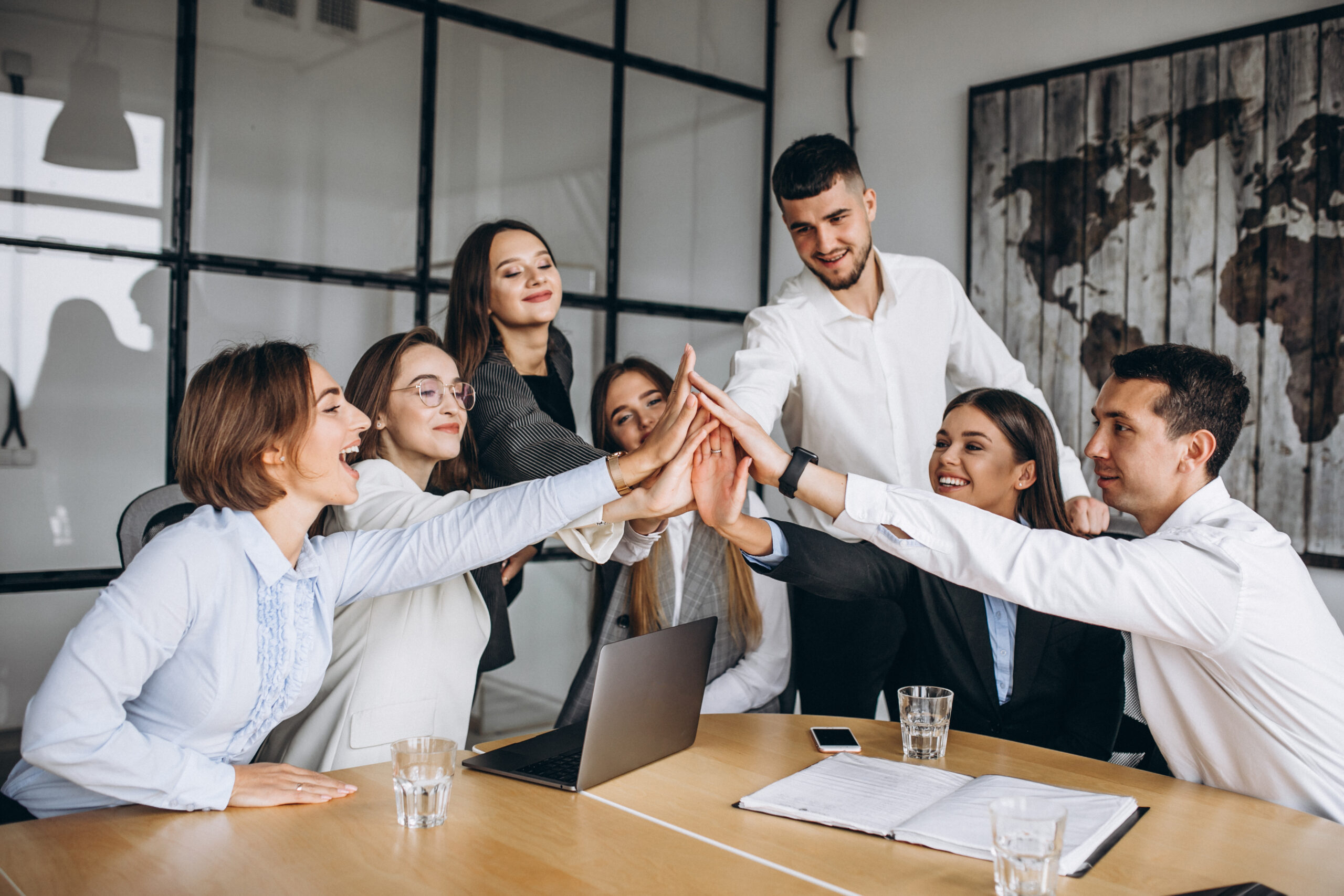 Motiviertes Team im Büro – Karriere bei der FITACON GmbH in Mühlheim am Main