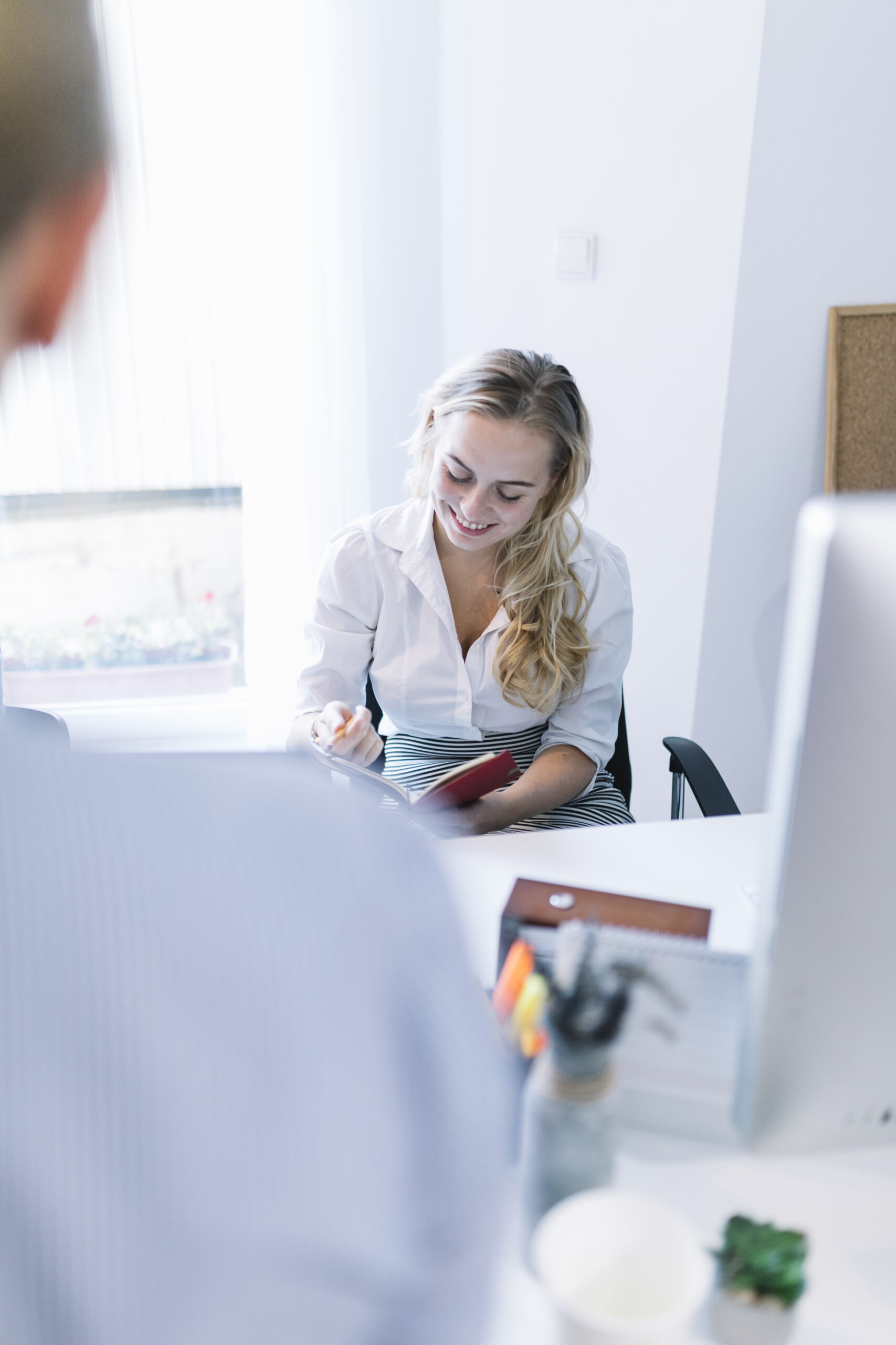 Lächelnde Mitarbeiterin bei der Büroorganisation – Bürodienstleistungen der FITACON GmbH