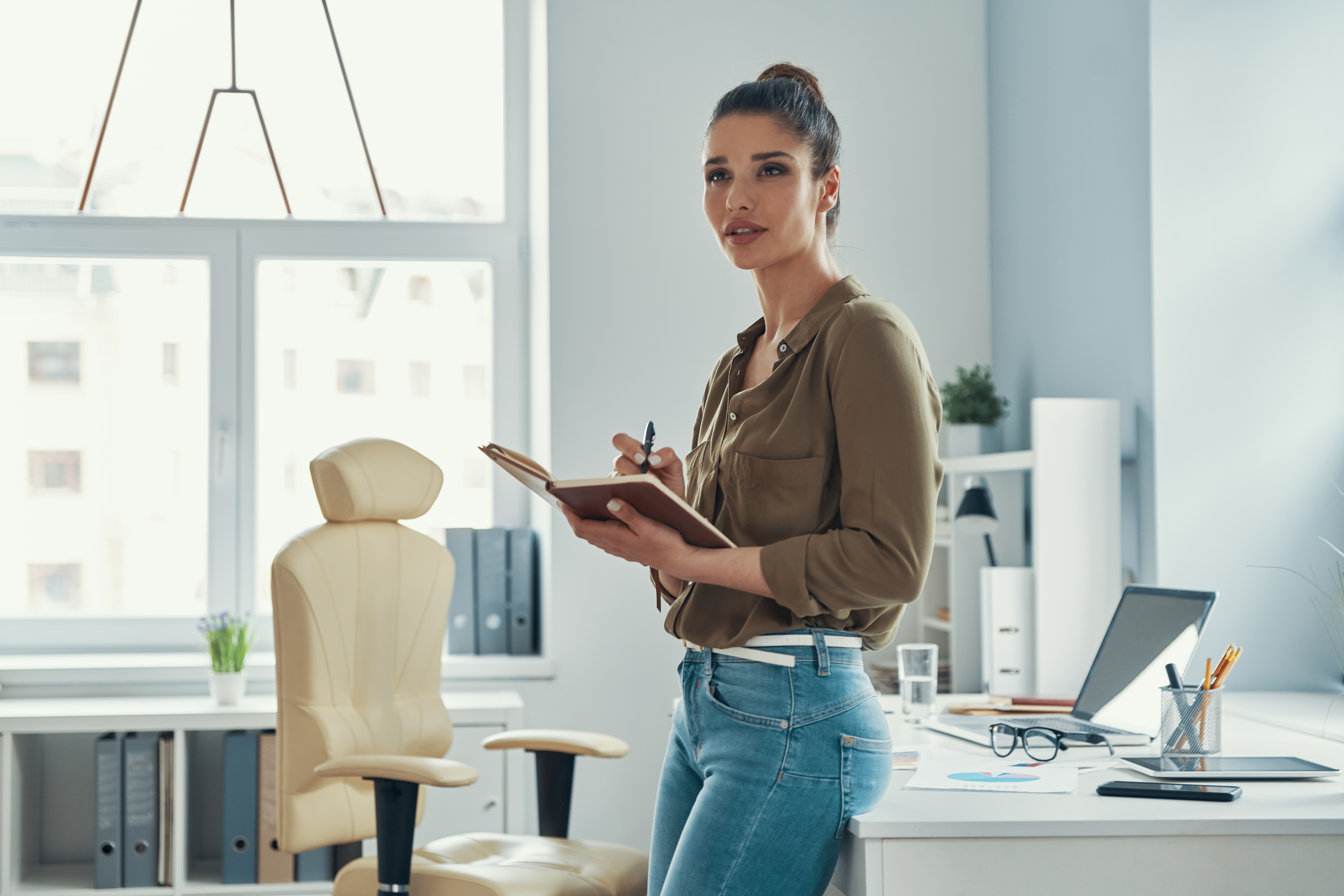 Lächelnde Mitarbeiterin im Büro – persönlicher Service der FITACON GmbH
