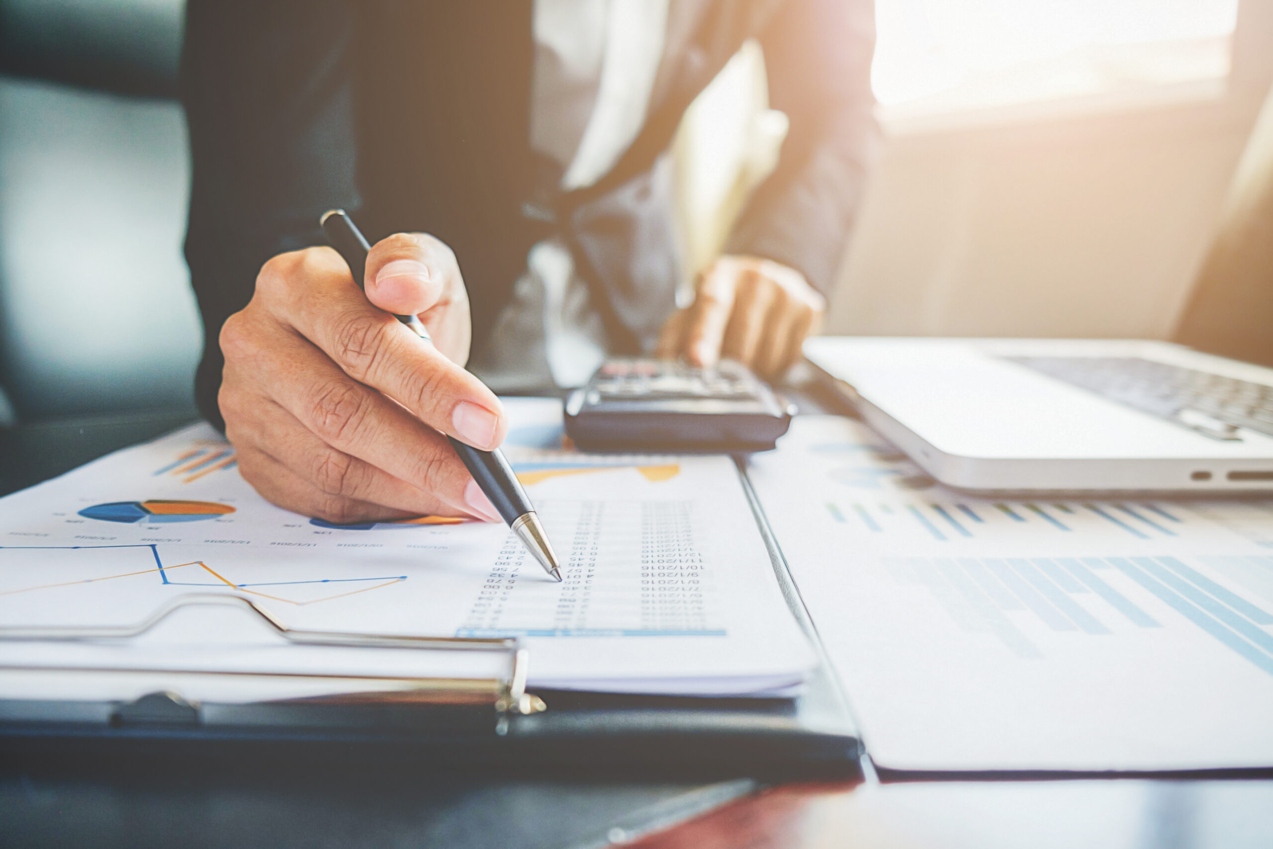 Auswertung von Finanzdaten mit Taschenrechner – Finanzbuchhaltung bei der FITACON GmbH